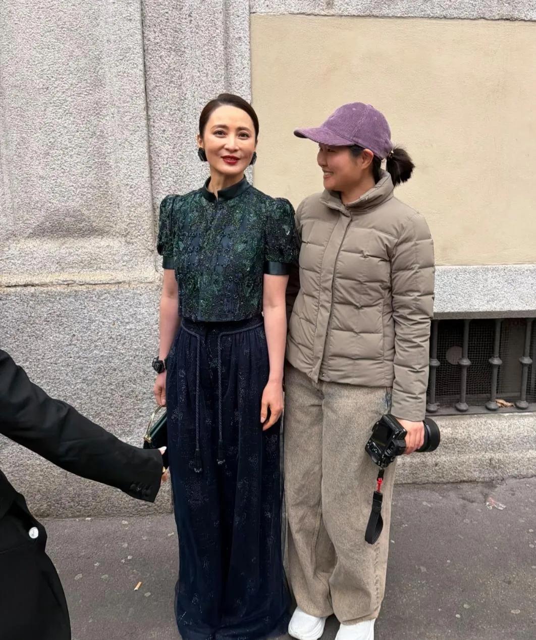 50岁蒋勤勤米兰街拍，贵气与违和并存😮50岁蒋勤勤现身米兰街头，这身造型