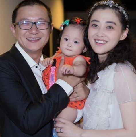2012年，梅婷害羞地对秦昊说：我喜欢上了剧组的摄影师，你能帮我问问他愿不愿意娶