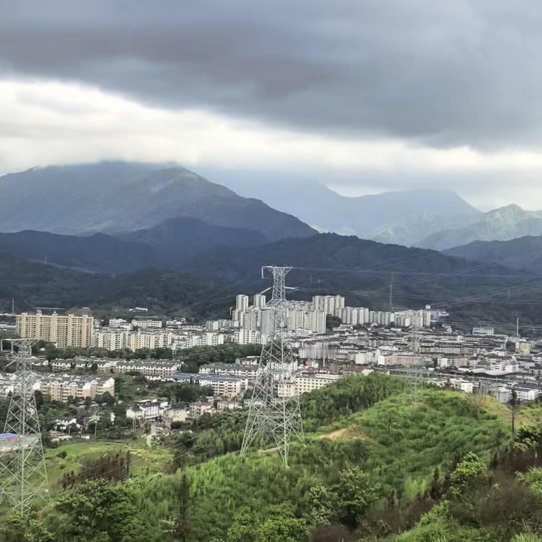 被大山环绕的城市