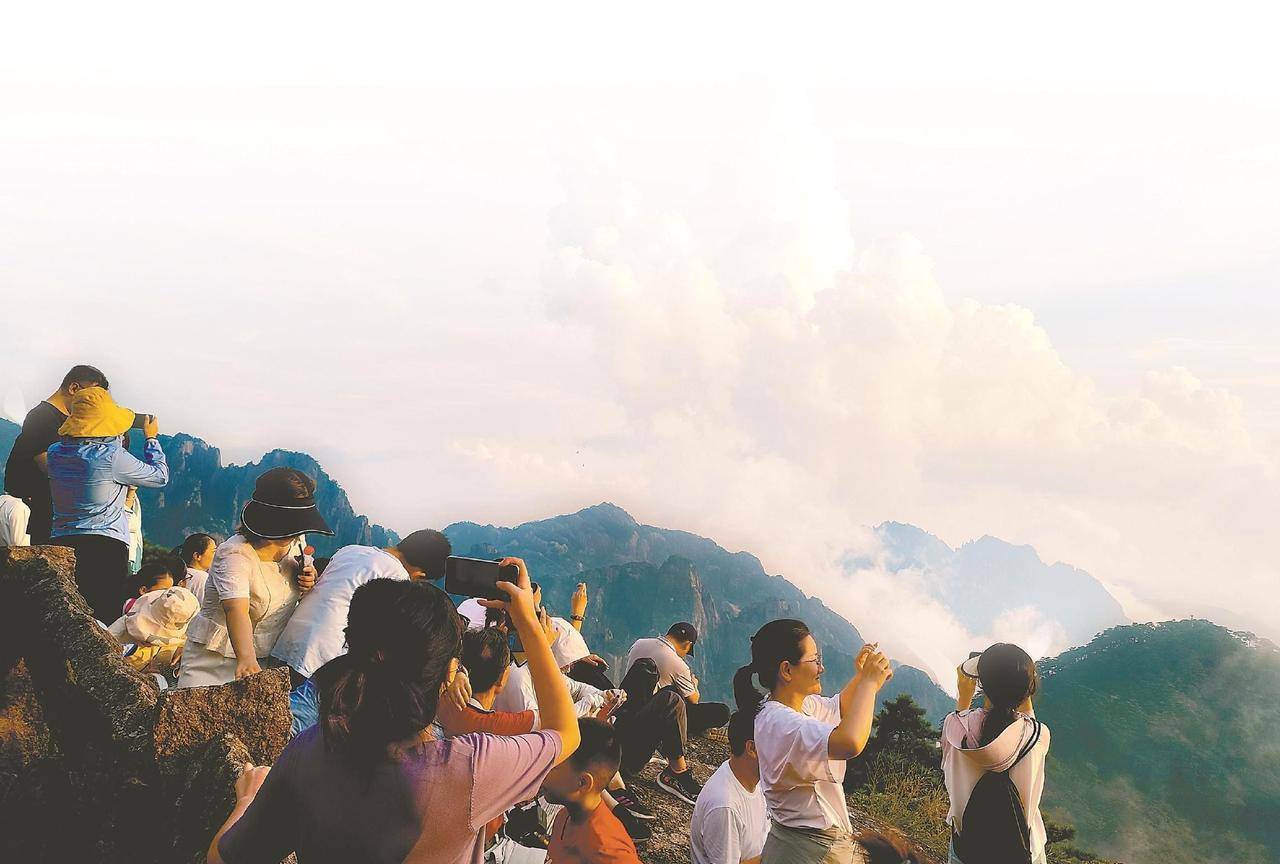 上个月，我与朋友老周等四人外出旅游。在回程的车上，我暗暗发誓，以后再也不与有钱人