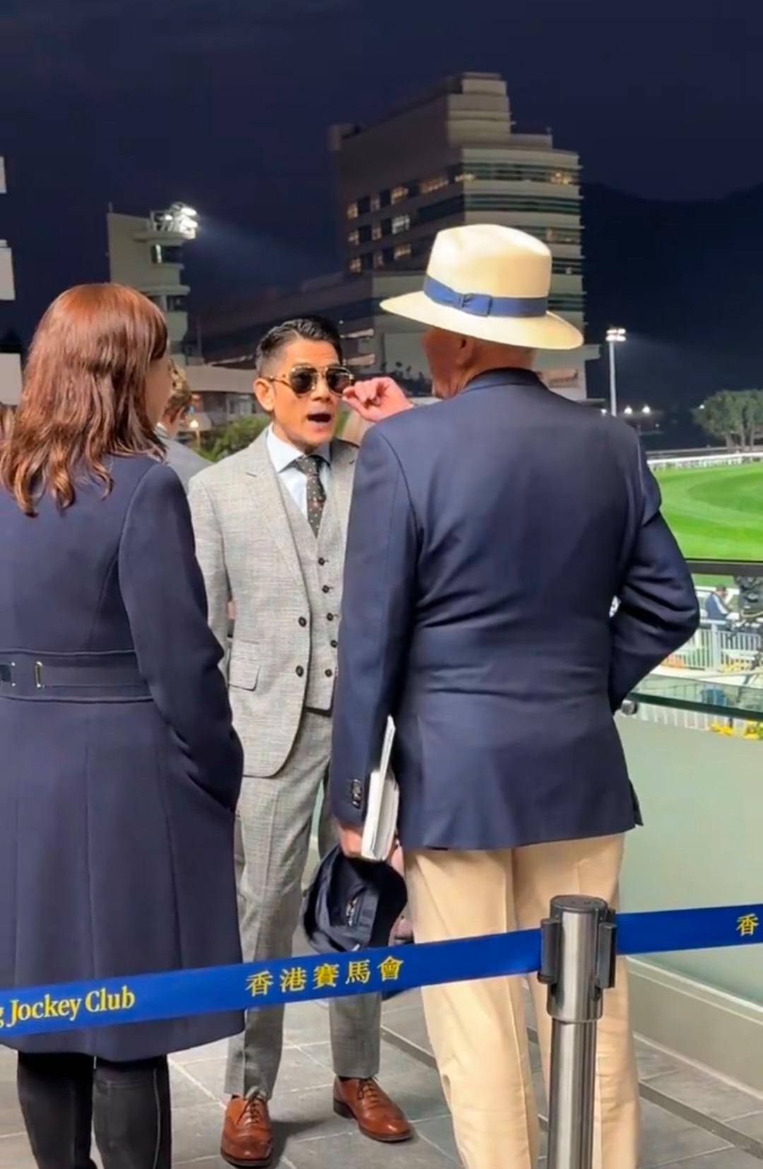 赛马场上看到郭富城，他穿着西服套装，戴着墨镜，头发又黑又亮，一点也不像60岁了，
