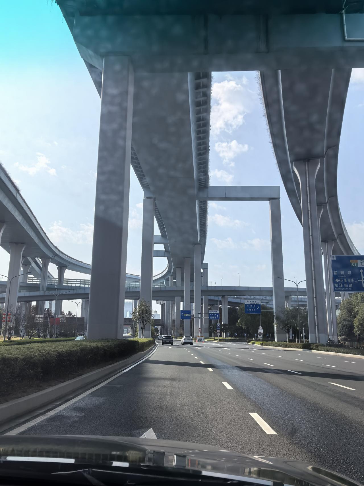 年二十八甬台温高速实时播报:高速免费，畅通无阻。十点左右从宁波东