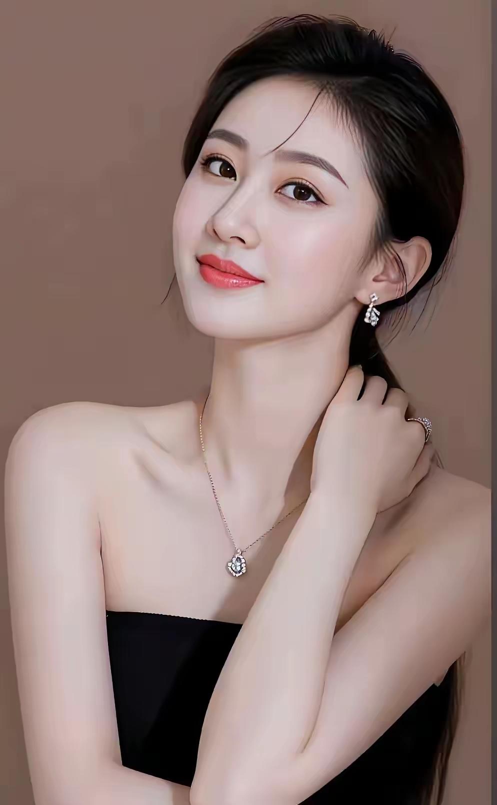 优雅黑裙，闪耀耳环，甜美笑容，完美女神