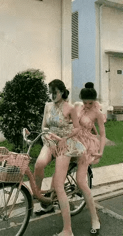 怎么非得说风不正经呢？你俩穿得那么薄，那么短，那么轻，别说风，可能吹一口气都能掀