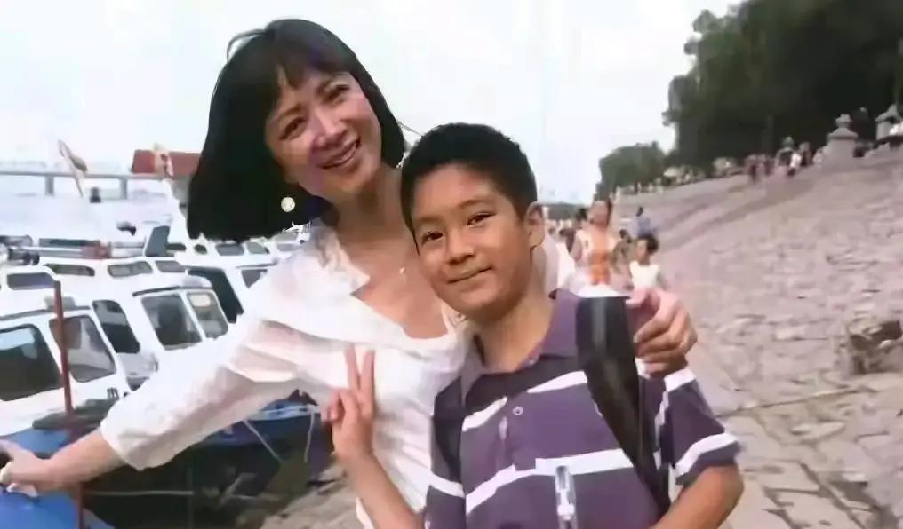 何晴老师去年走了。演遍四大名著的女演员，很多人怀念她。但最近她儿子许何，倒