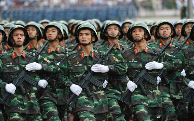 越军士兵与越南国产M18突击步枪越南国产M18突击步枪是越南z111工厂发掘越