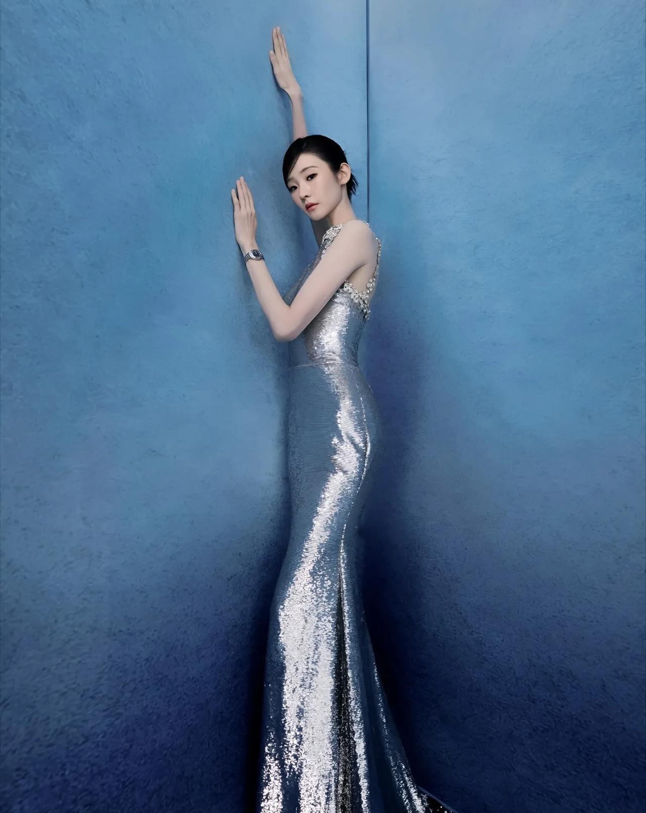 绝美时刻！张艺凡银色挂脖裙亮片璀璨，S曲线散发梦幻魅力