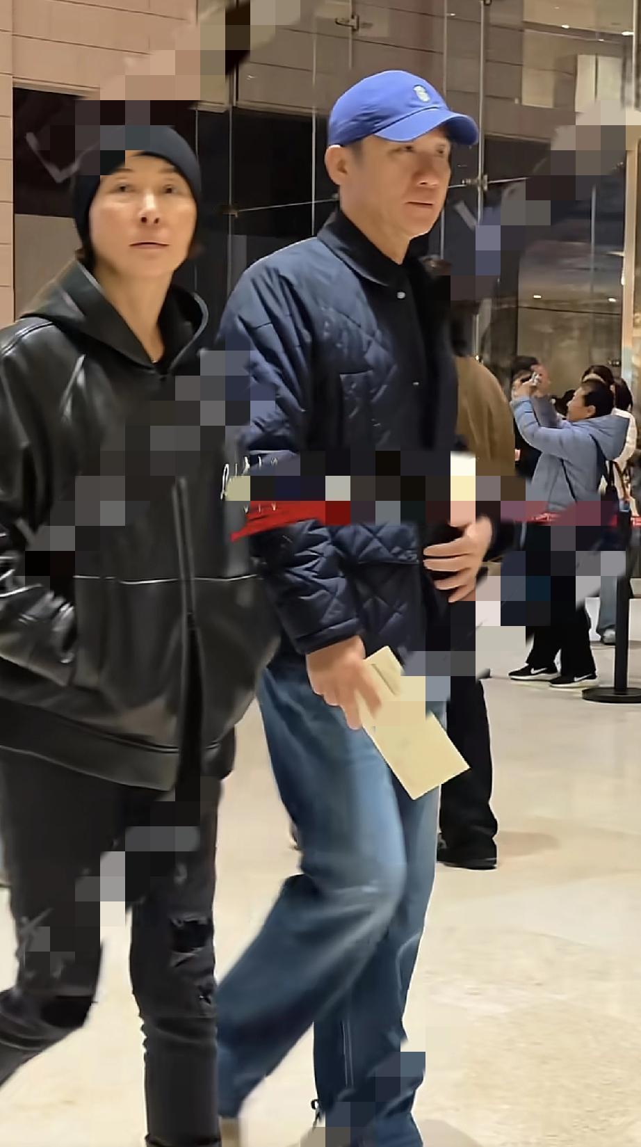 4月9日，柯蓝与黄志忠一起看张国立的音乐话剧，二人越来越有夫妻相了，绯闻传了16