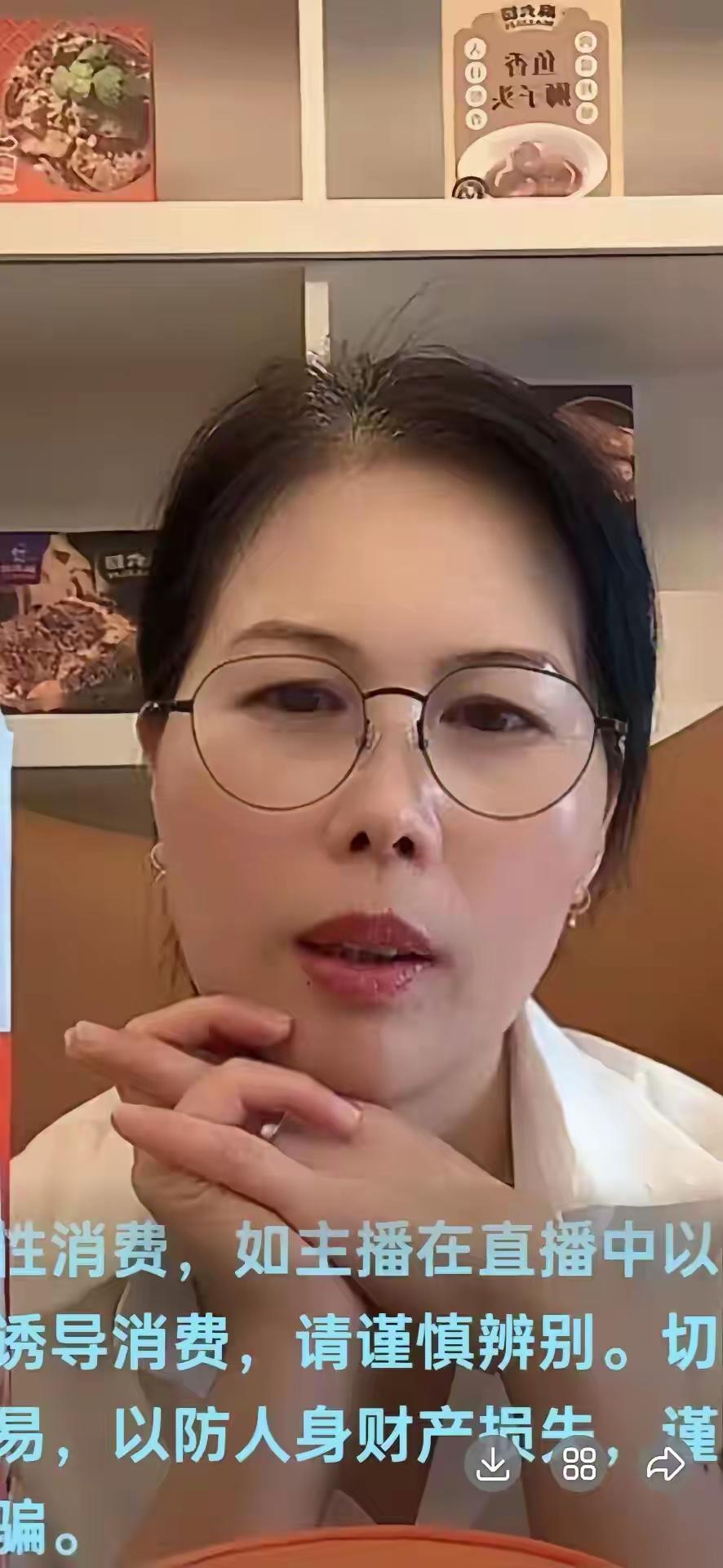 小杨阿姨，也是吃了很多苦过来的人，真的是不容易，太难了，她一个人带孩子，种东西。