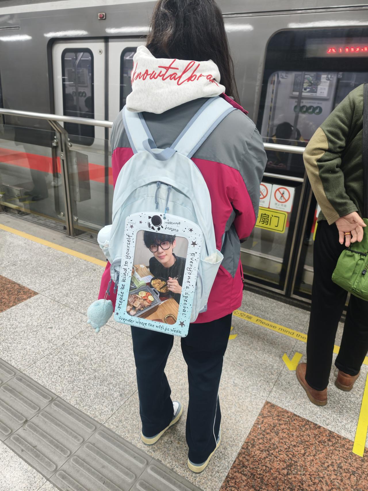 莫名其妙啊，一个早早出门读书的女孩子，干嘛背着遗像出门？这个难道不是应该放在家