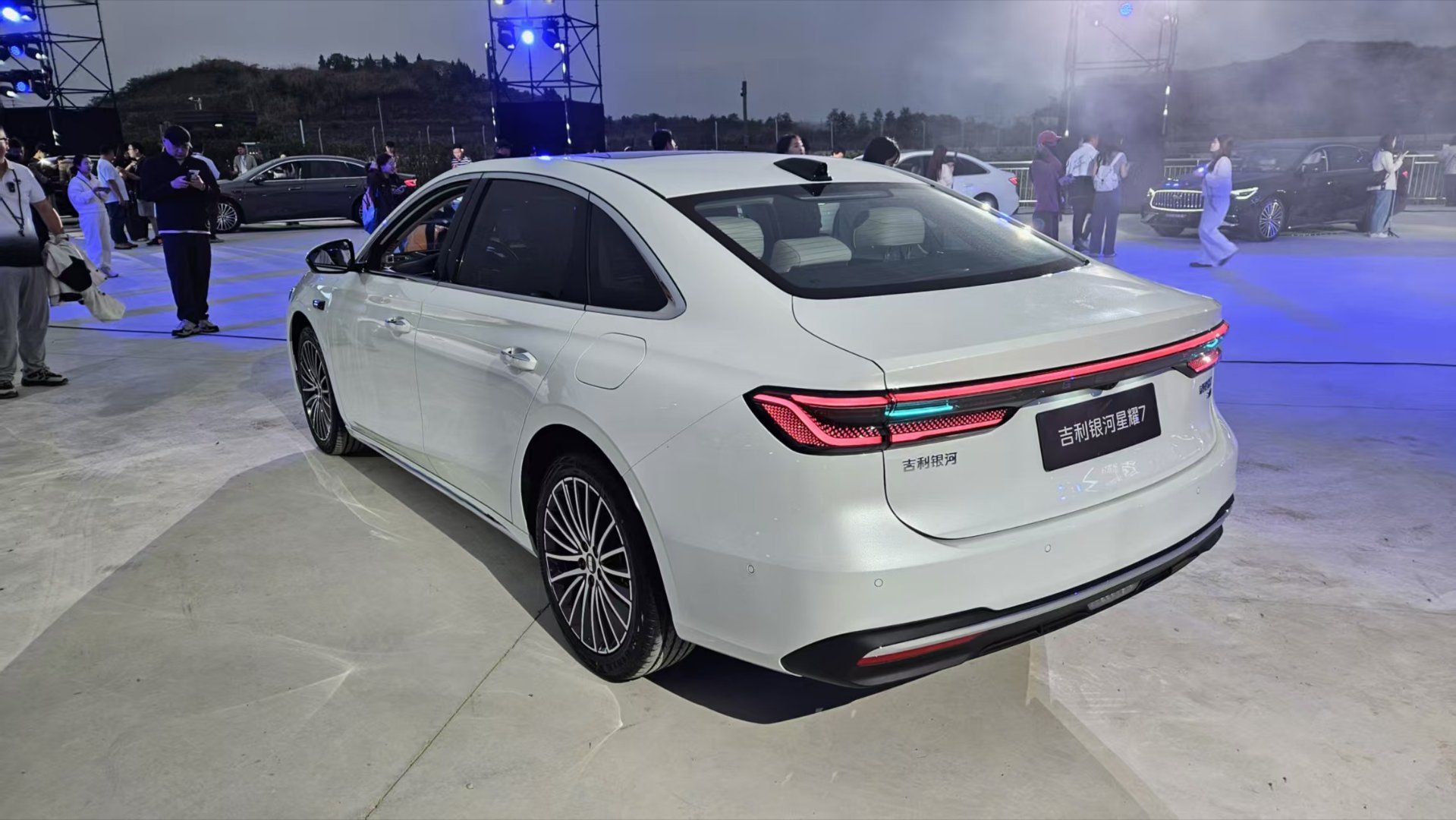 星耀7预售，马上开始内饰，小蓝灯，这些细节太舒服了吉利银河星耀7