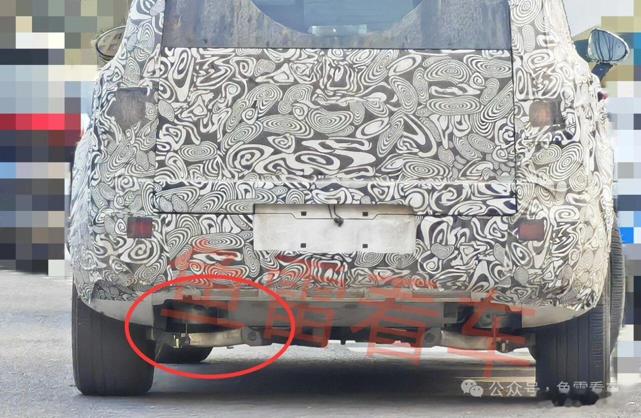 路虎用奇瑞平台开发的车，平台名字据说叫E0V。这台车的悬架和奇瑞所有的车都不同，