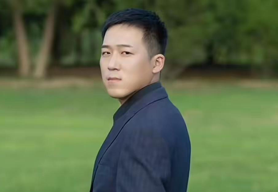 30岁快递员离世：一岁女儿与18万治疗费背后的生命之重山东30岁快递员咎鹏程的