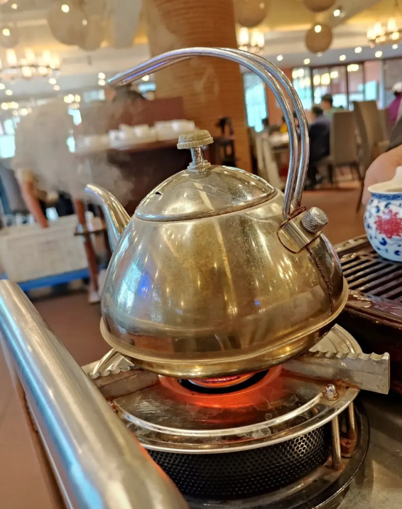不要天天为广东人吃饭烫碗筷没用找借口了！广东烫碗筷的水不是70-80度，是98度