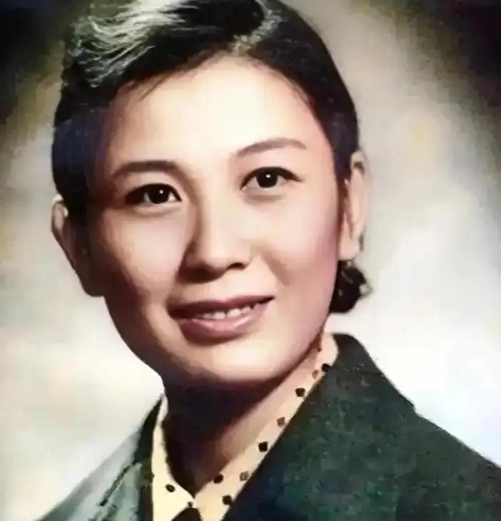 1948年，走投无路的严凤英在南京嫁给商号老板甘律之，离婚走人的时候连自己生下的