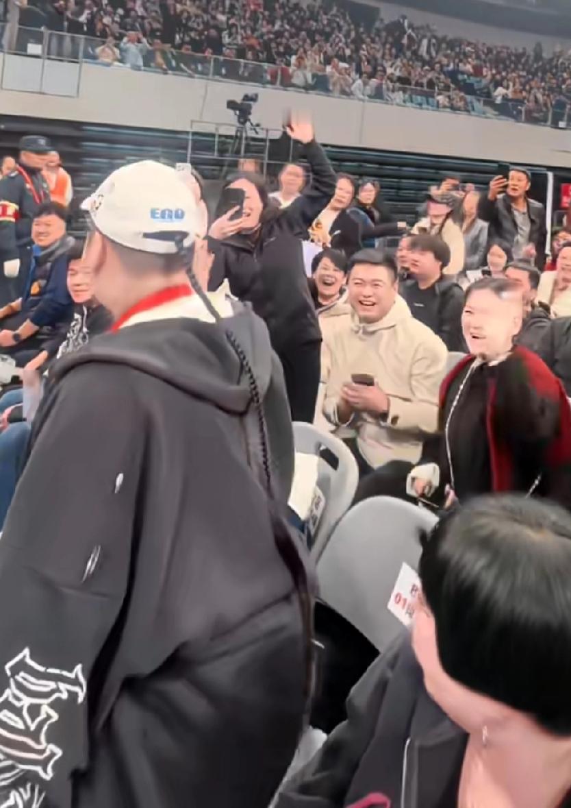 郭德纲的小儿子郭汾阳有舅舅吗？郭汾阳后脑勺的这条小辫子长得这么长了，还没让舅舅剪