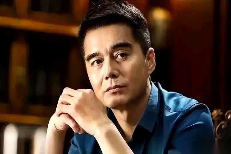 跟你说个事儿，你可能都不信。演活了祁厅长的许亚军，当年跟大美女何晴离婚，你知道