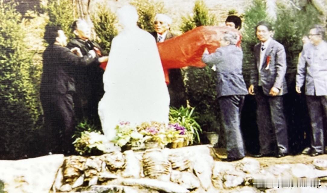 1987年，在清华园举行朱自清雕像揭幕仪式，李传信主持仪式，周培源讲话，叶圣陶、