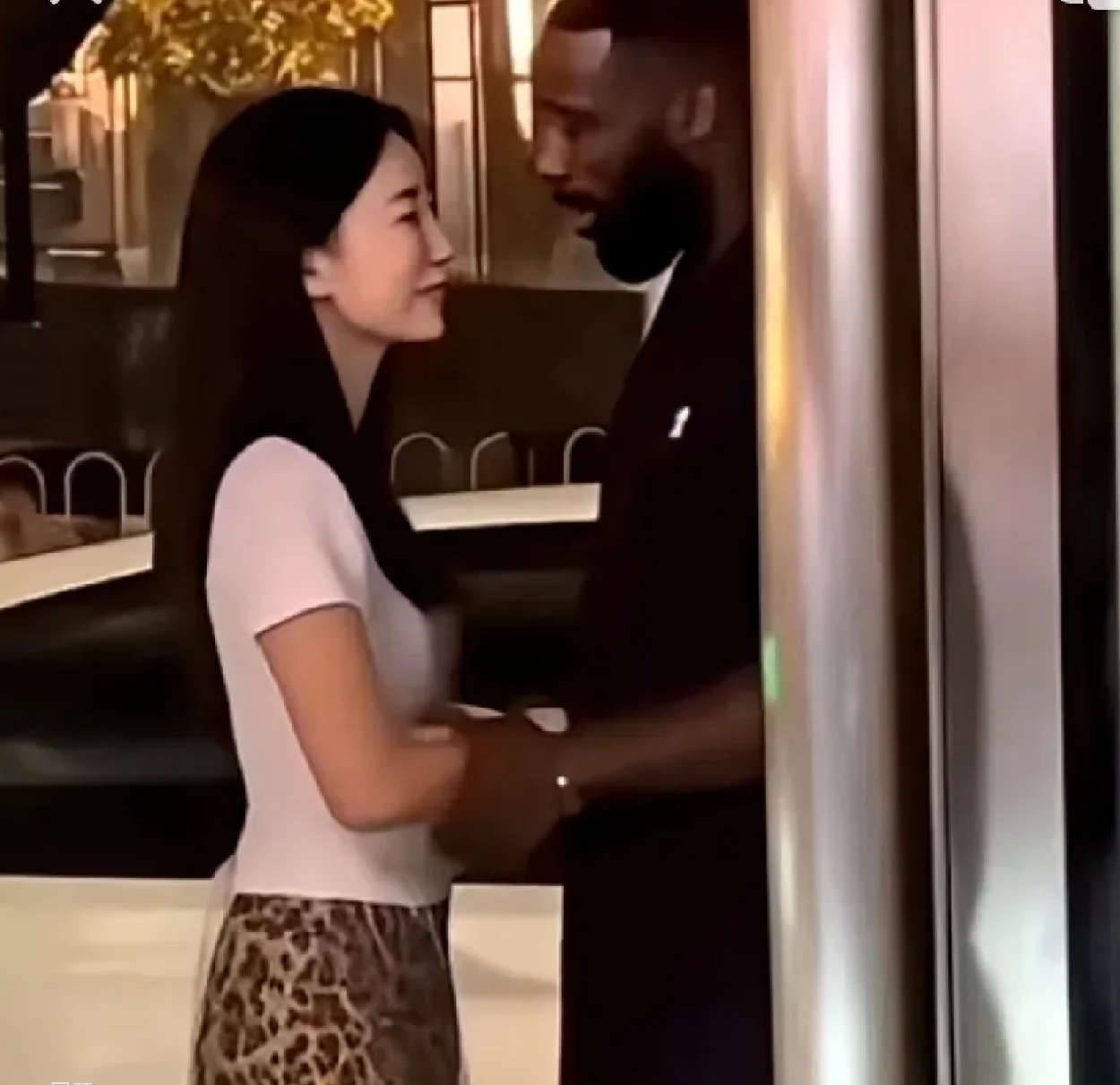 为什么老外追女生那么容易？有很多在非洲的黑人，没💰没颜值，天黑了，都找不到人，