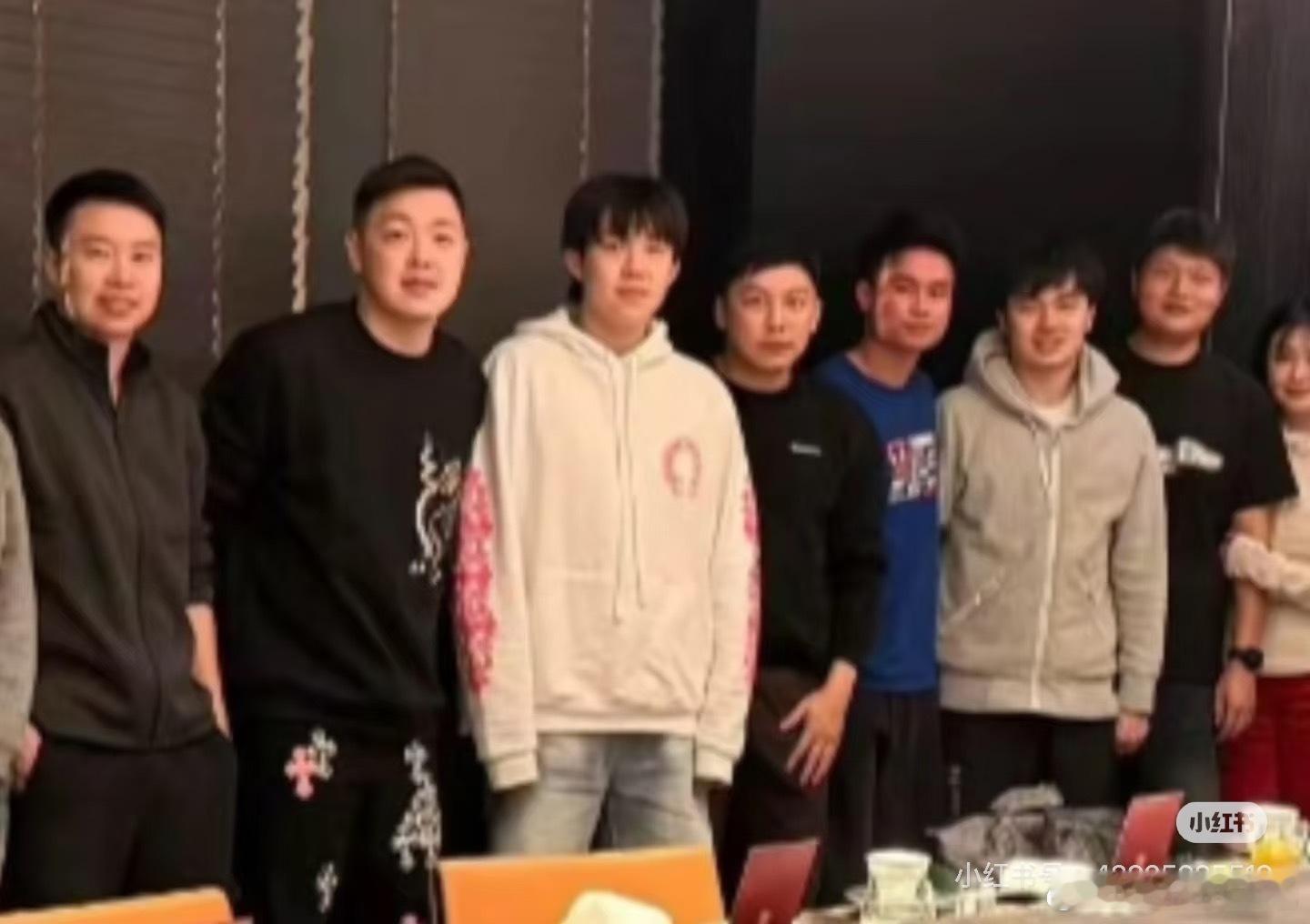 真是小朋友，手缩在衣服里