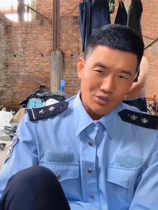 【嘎子哥穿警服直播被行拘7天】嘎子哥早前在直播带货时穿警服，这件事早前在网络上