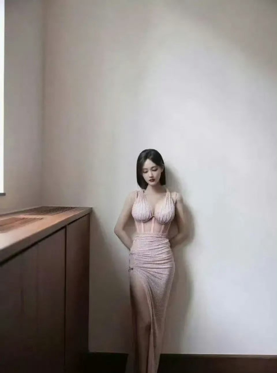 李一桐这身材比例也太绝了，穿啥都像量身定制，完全看不出实际身高。平时看她演戏只觉