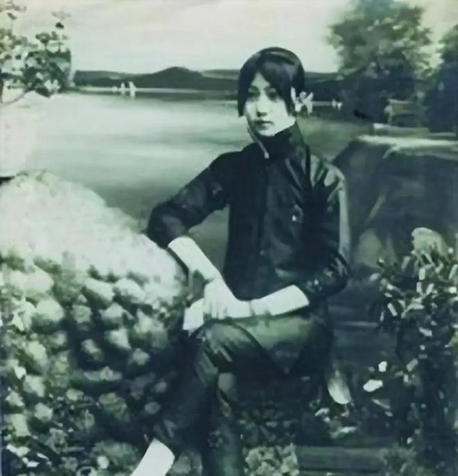 1914年，27岁的蜀军都督爱上14岁青楼女子，老鸨要3万赎金，他正要付钱，却被