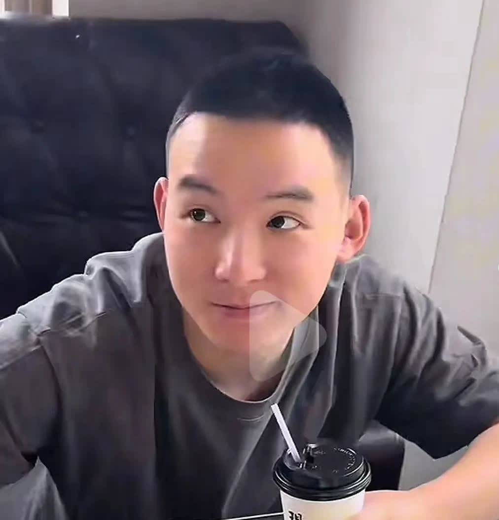 这么久了，谢浩男终于出镜了。果然落地重庆。画面舒适温馨又有些小确幸，有没