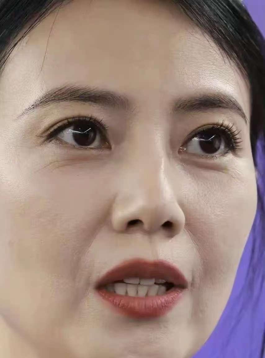 45岁高圆圆生图眼角纹明显，但气质依旧优雅迷人高圆圆最初作为广告模特出道，最