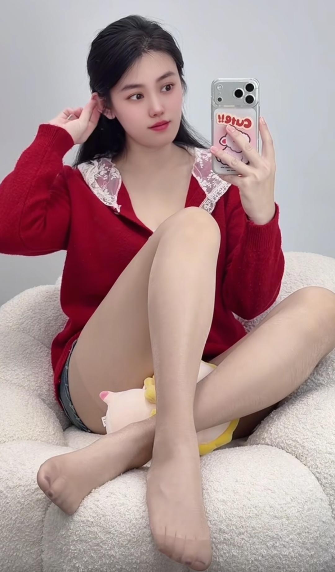 穿红色毛衣，坐毛绒椅子的女孩。暖红毛衣少女