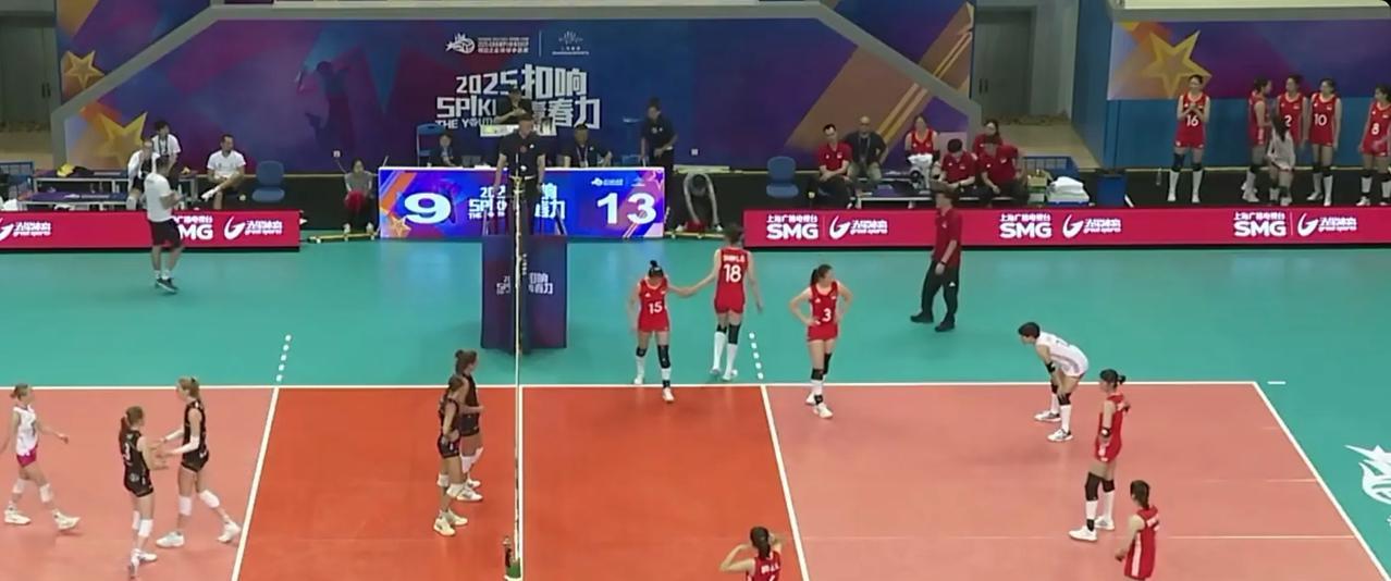 中国U21女排今日上午对阵斯洛文尼亚女排，不出意料以3-0获胜。6号二传吴佳慧打