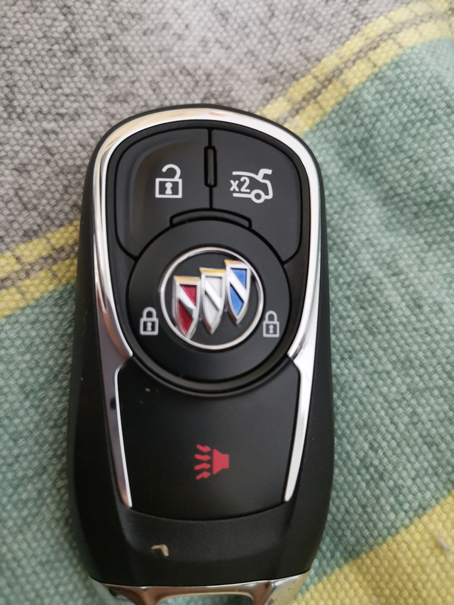 君威1.5怎么远程启动刚买的车，还没有玩明白！提车时销售也没有给讲解远程启动功