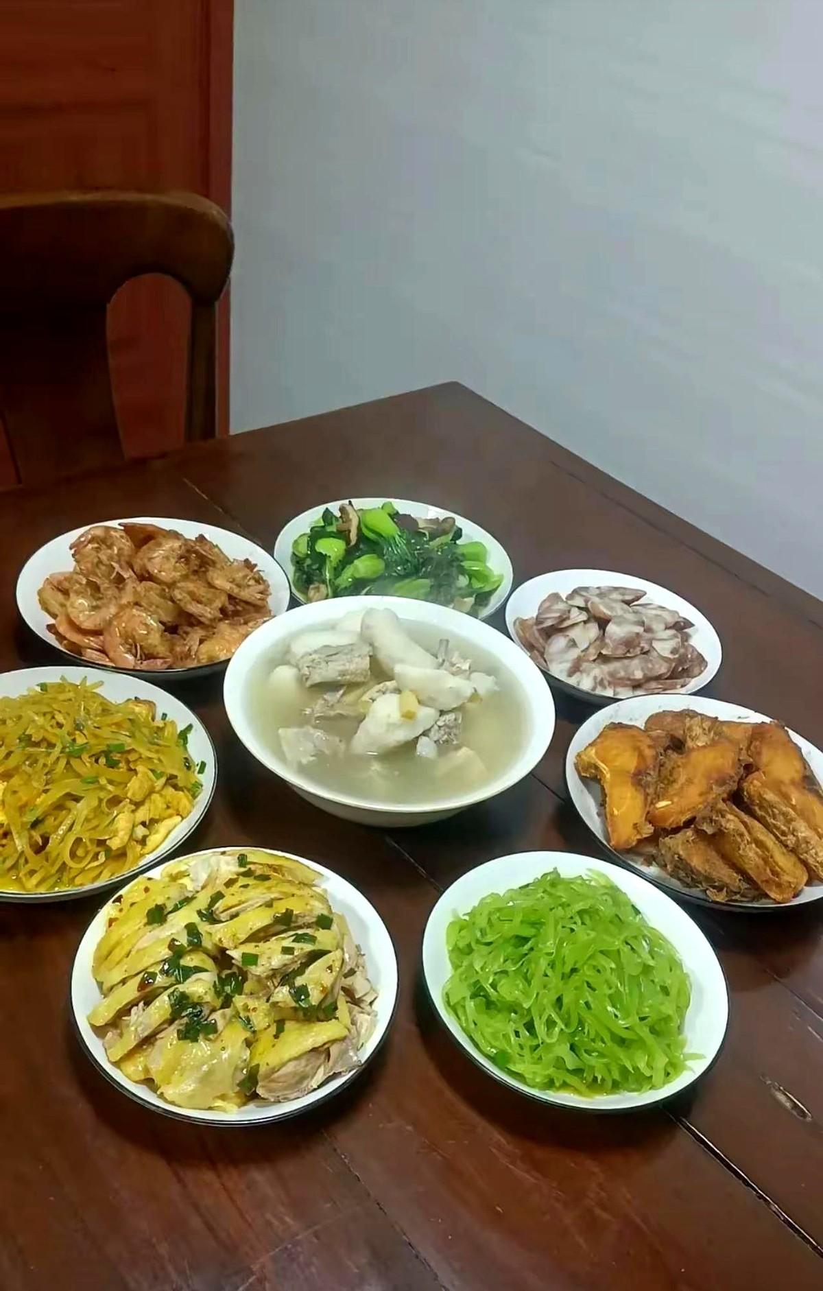 水电站枯水期，电工小周被“晾”了仨月，班长老郑替他扛了两次突袭检查。小周拎着
