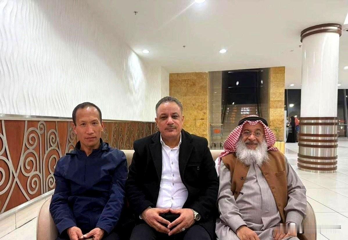 一个穷得住不起旅馆的山西农民，在沙漠里用塑料布裹着自己睡了一宿。就这一宿，他搞出