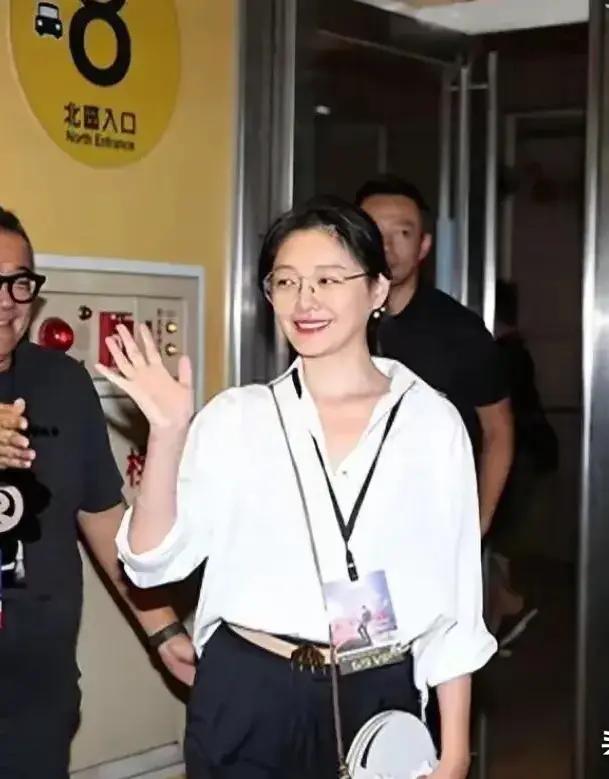 像她这样结婚了都一直顾着娘家，和妹妹关系都比老公好，母系家族，她们全家大小事都要