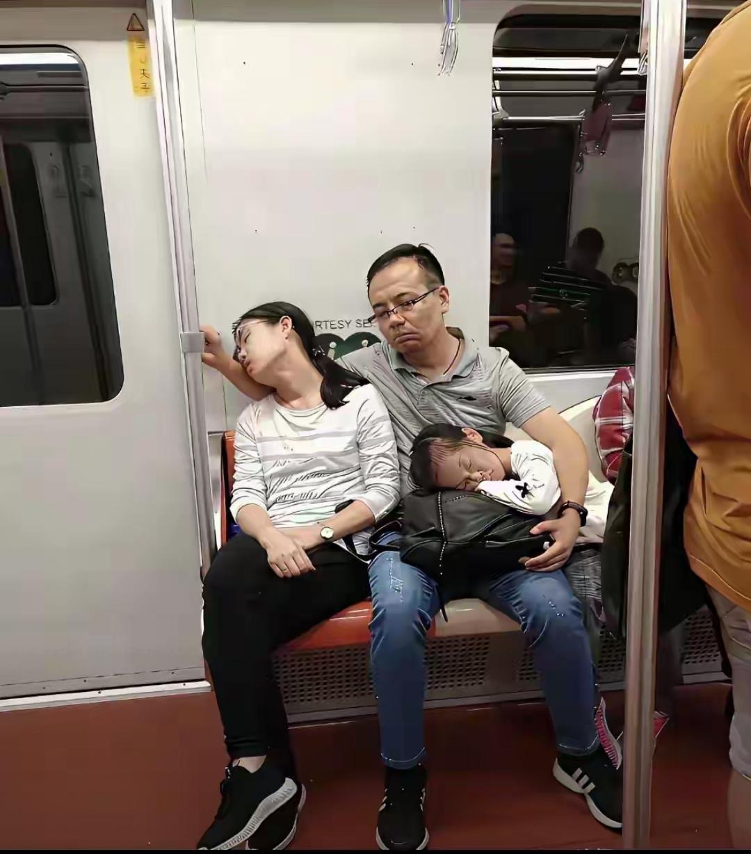 昨天下午乘地铁时，出现一家三口人在座椅一角熟睡的场面，我赶紧拿出手机拍照记录下这