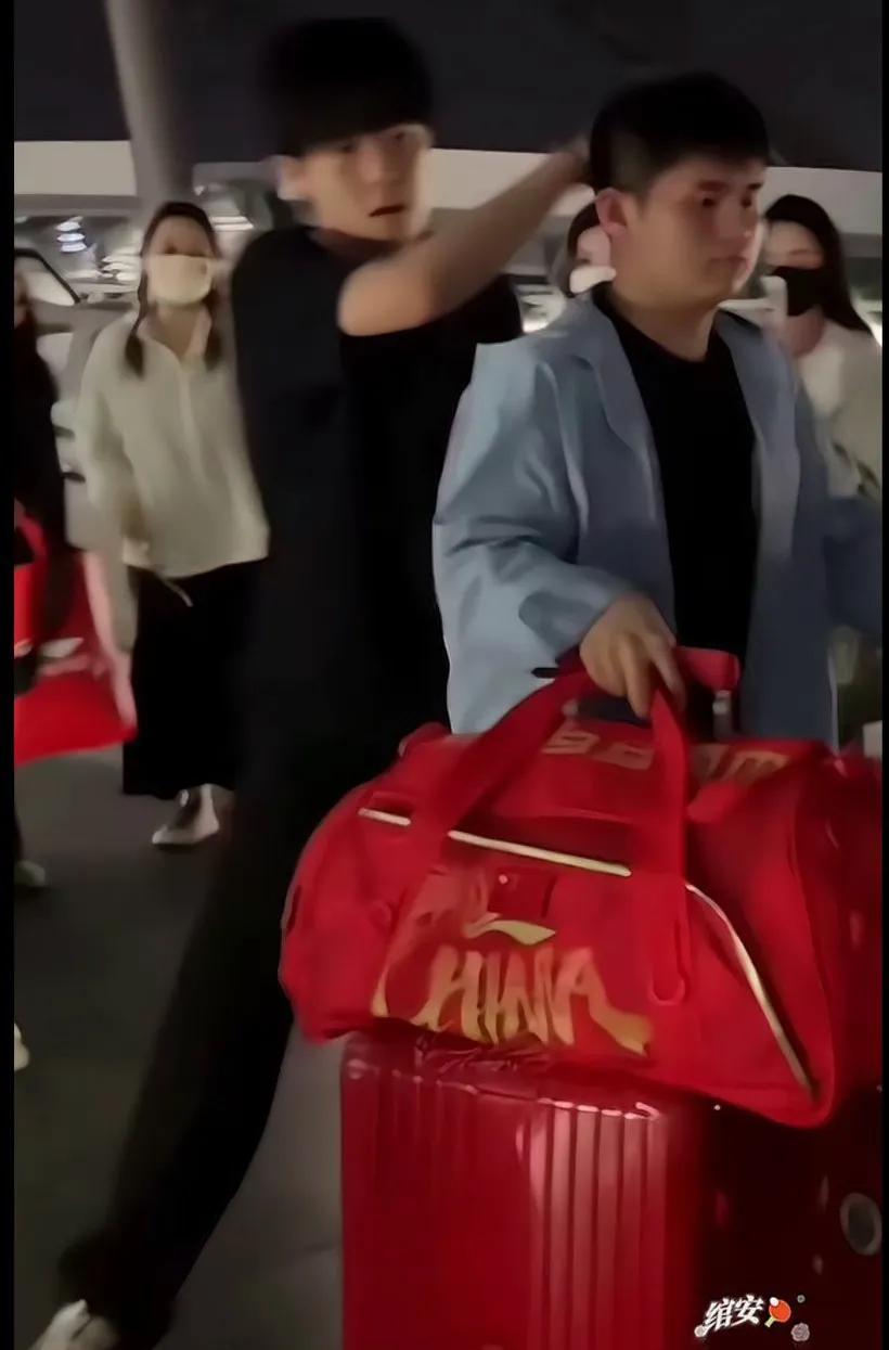 好暖心的头头，特意绕过来安慰一下弟弟，弟弟像犯错的孩子，在像哥哥寻求安慰大头想