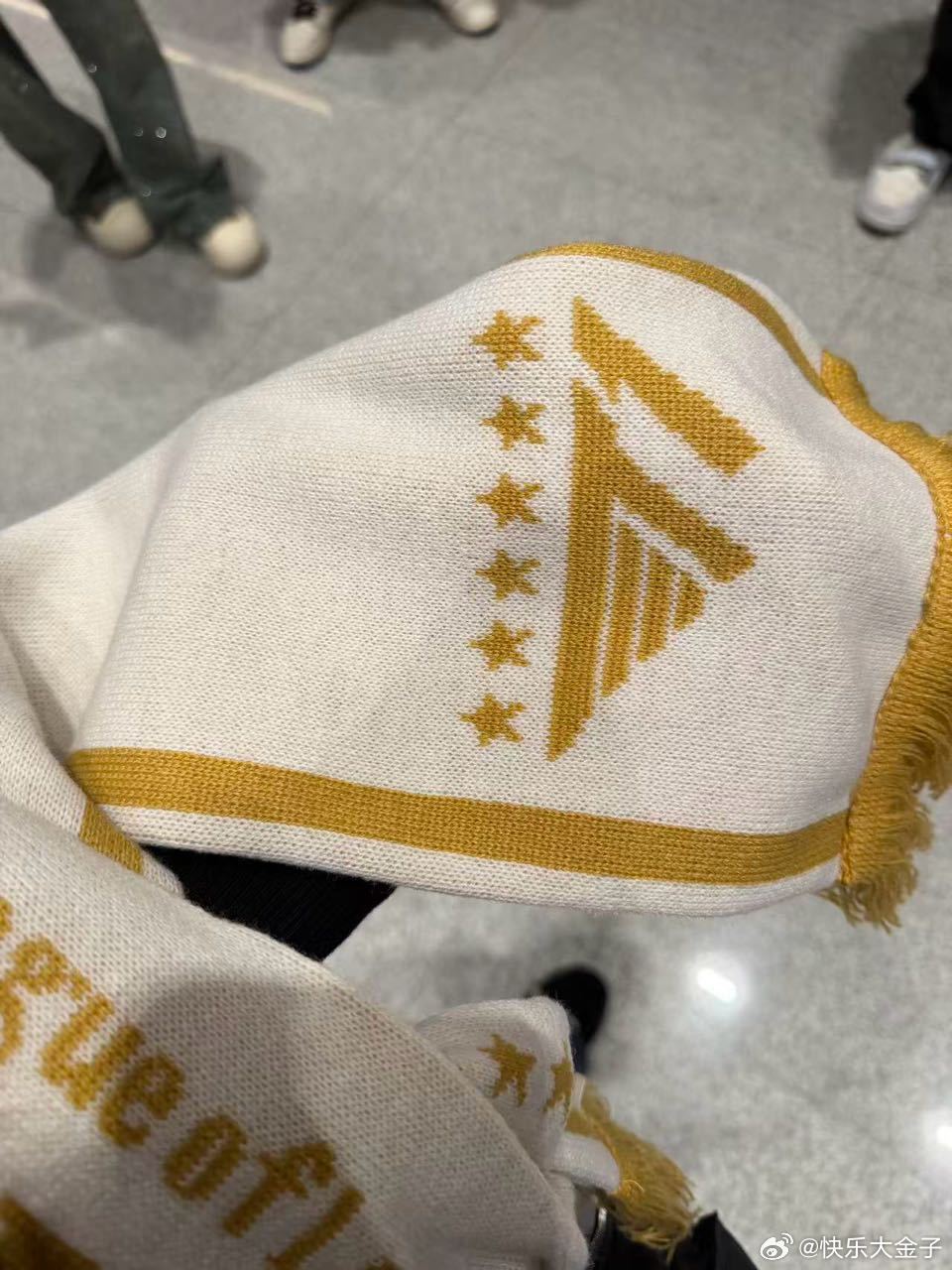 T1三连冠编辑勘误一下，理解错了，是T1自己准备的，夺冠之后从台上丢下去的[哆