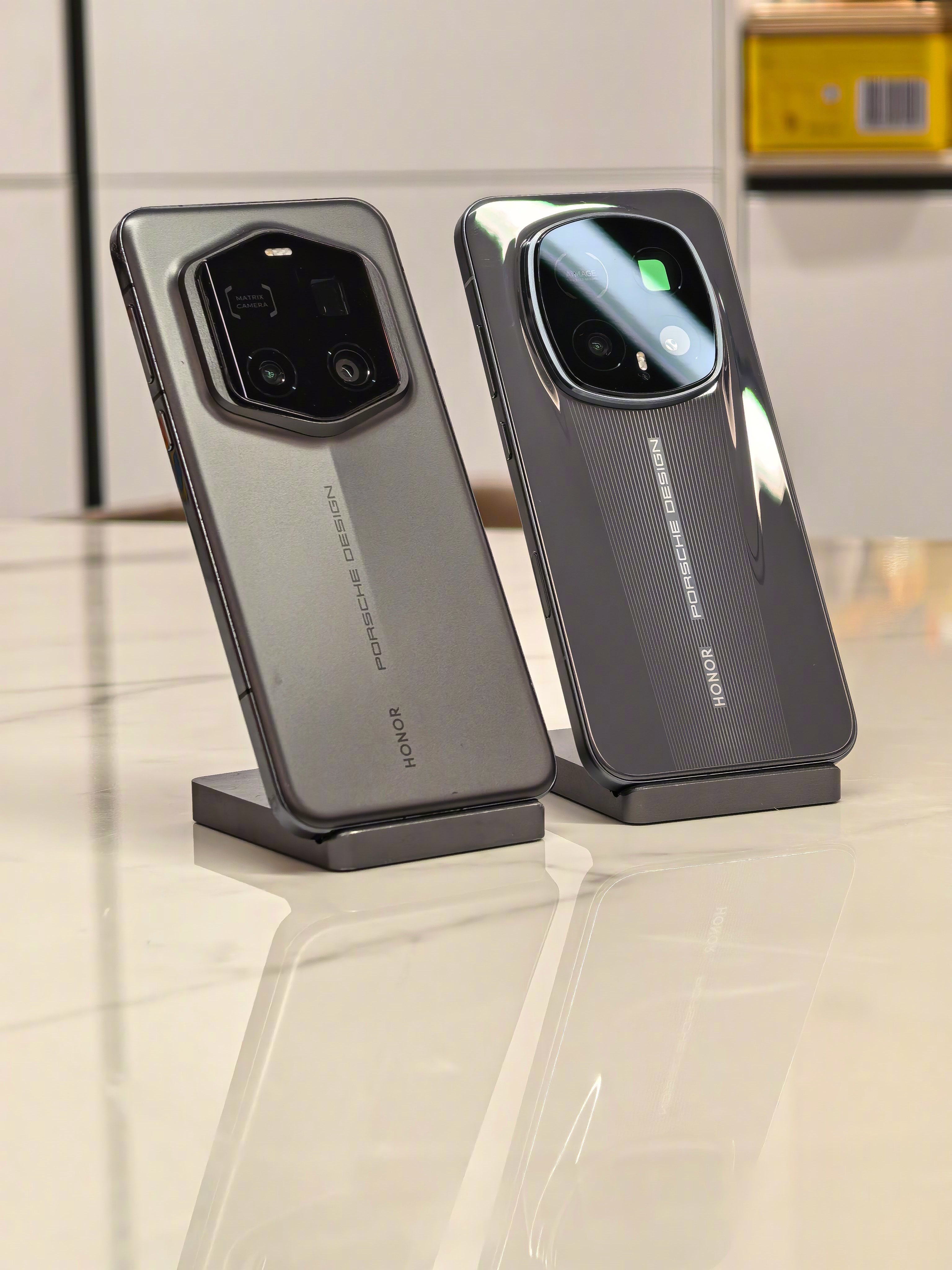 吃完晚饭，给丈母娘的手机，从Magic7RSR保时捷设计换成了荣耀Magic8