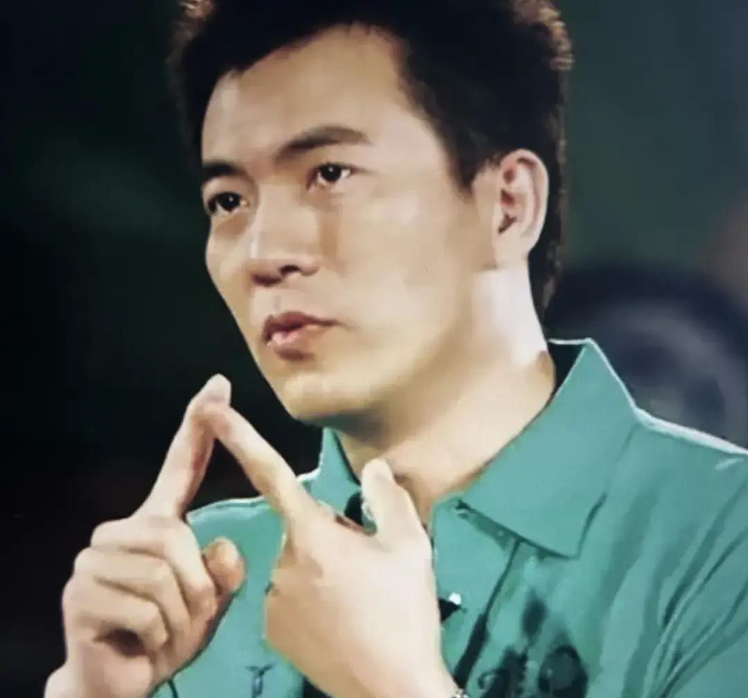 58岁的黄健翔现在头发白了一大片，脸上的褶子也深得能夹死蚊子为了养活后来娶的