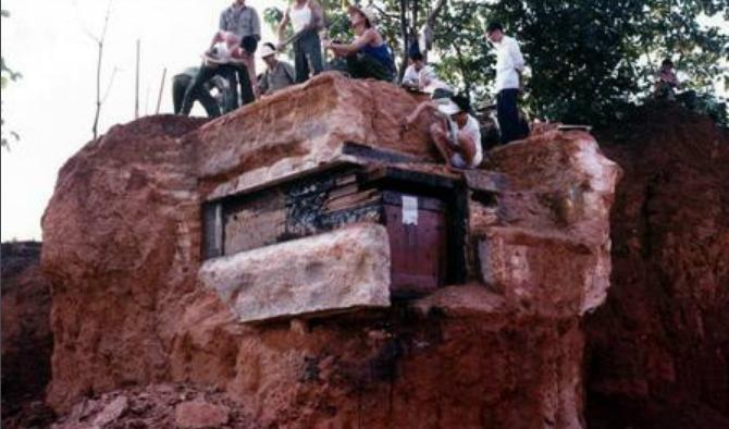 1986年福州发掘两具棺椁，考古人员通过缝隙观察发现额头有部分漂浮于水面上，这是
