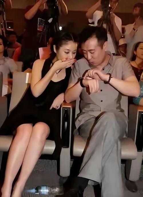 这张照片上的男士像于和伟，女士像林心如。这于和伟在展示自己的手表，林心如欣赏手表