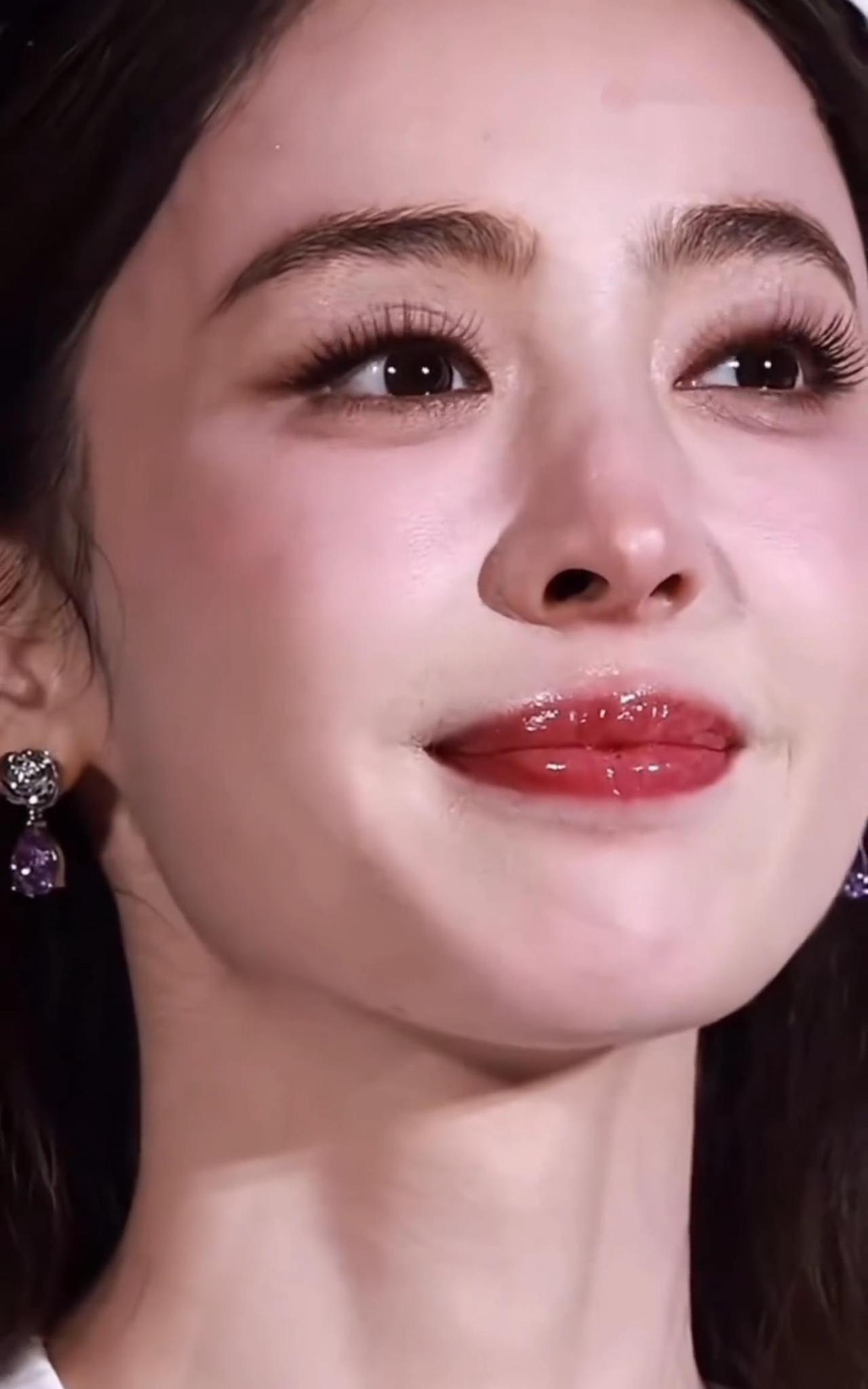 真实的古力娜扎到底长什么样子？骨相美是真的美！一段古力娜扎顶光怼脸的视频登上了