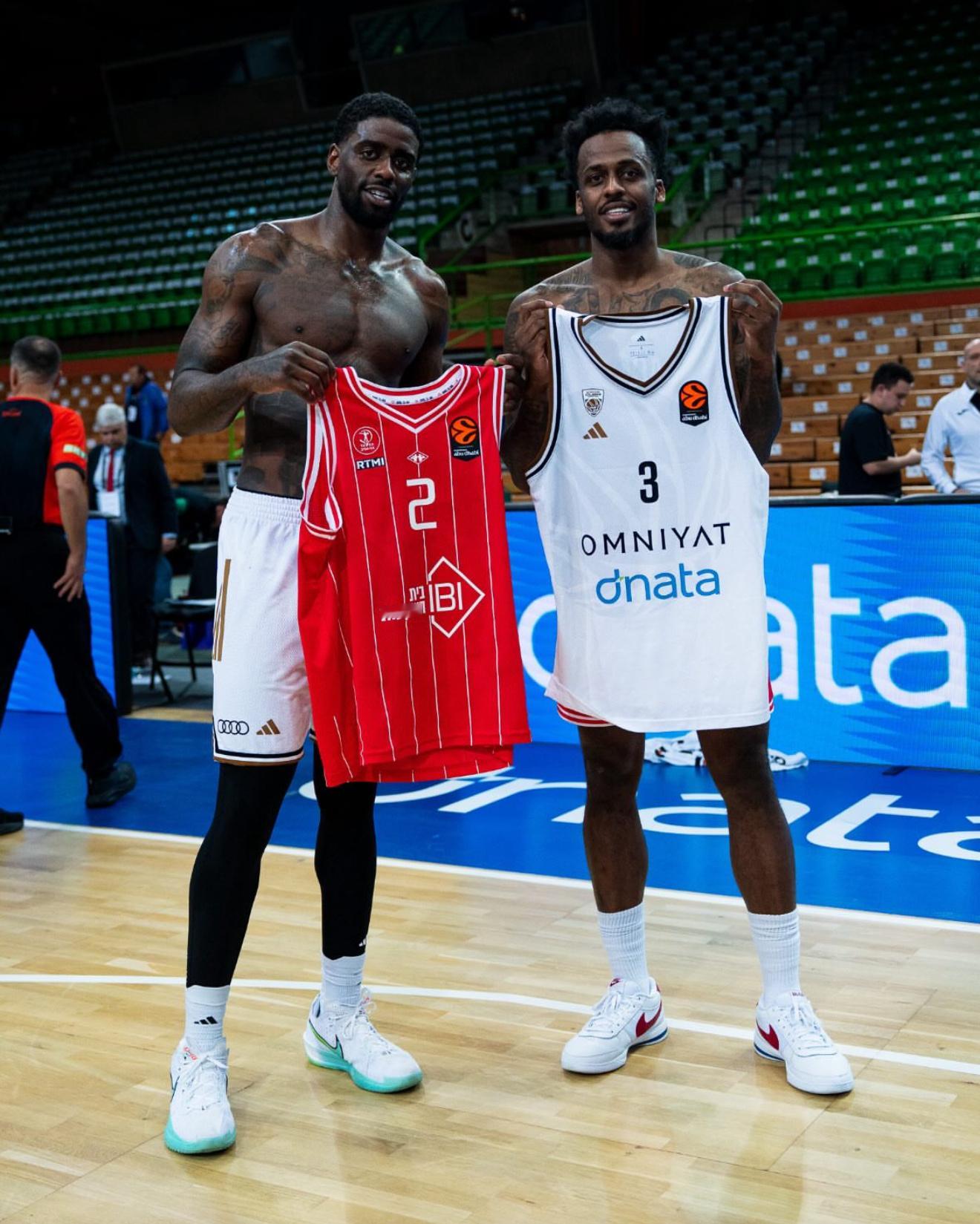 CBA两位前外援赛场相遇，交换球衣并合影。还有人记得他俩吧？金秋观赛季新赛季篮不