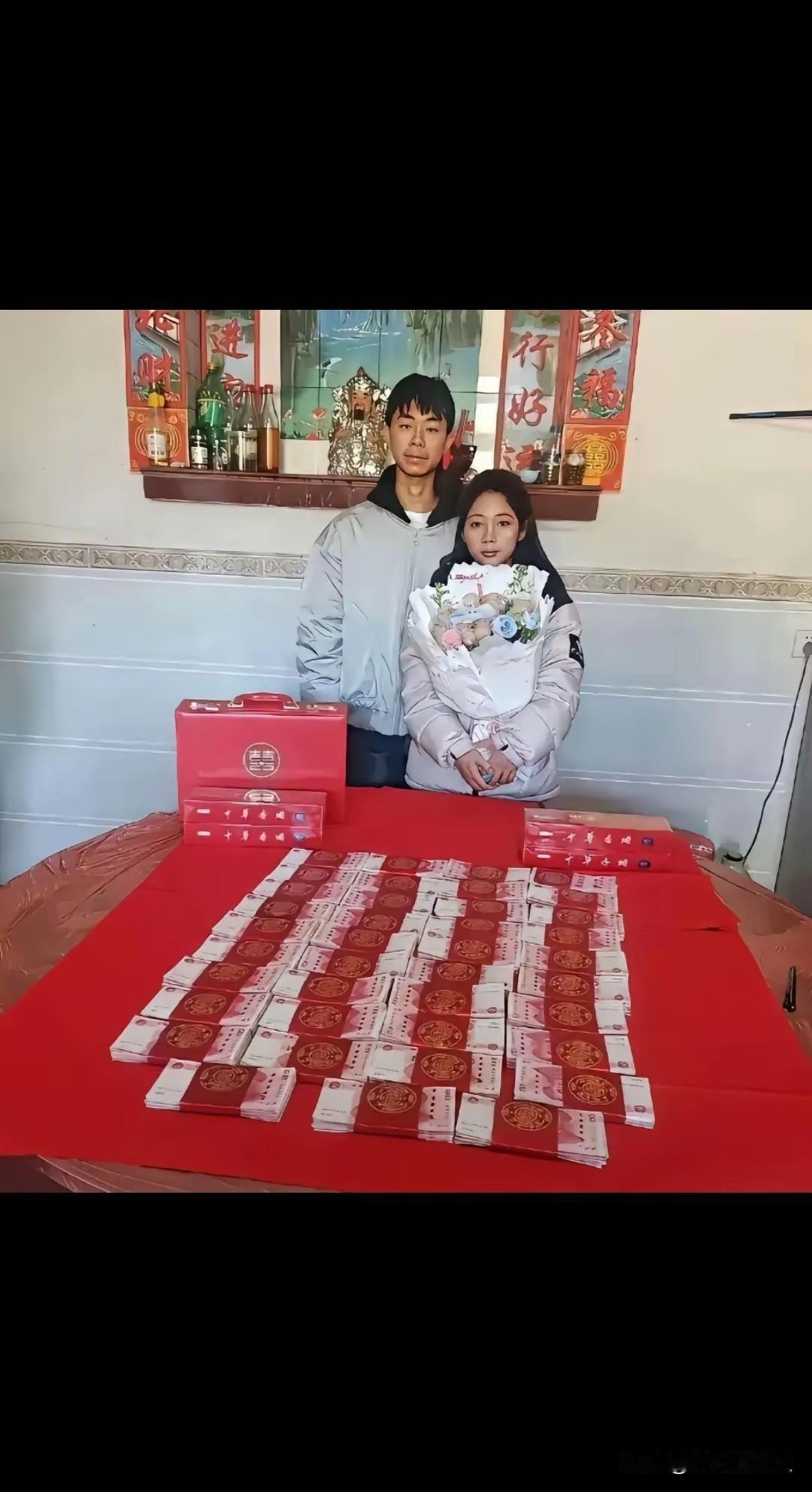 女孩子的妈妈心里乐开了花，男孩子妈妈满面愁容，借了这么多钱怎么还。