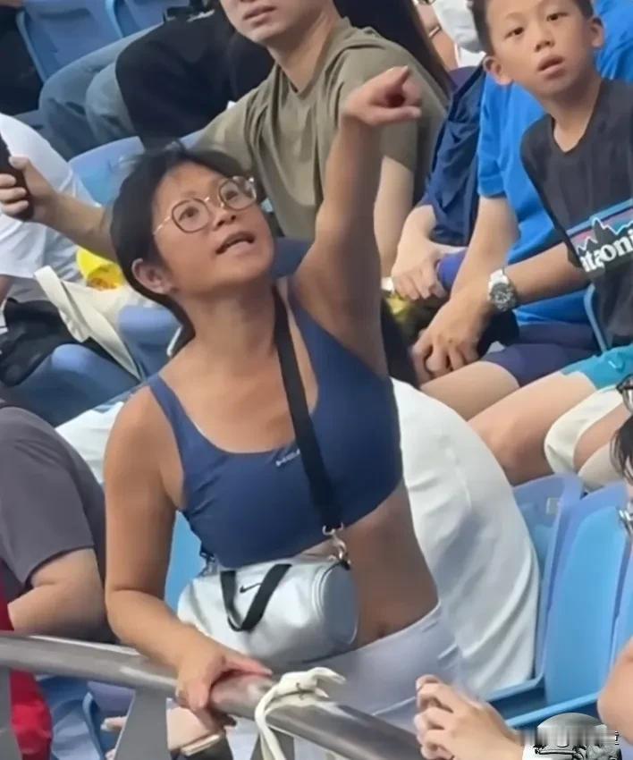 难道没有人觉得，这个女人明显有病，而且病的不轻！从她的穿着来看，与旁边人格格不