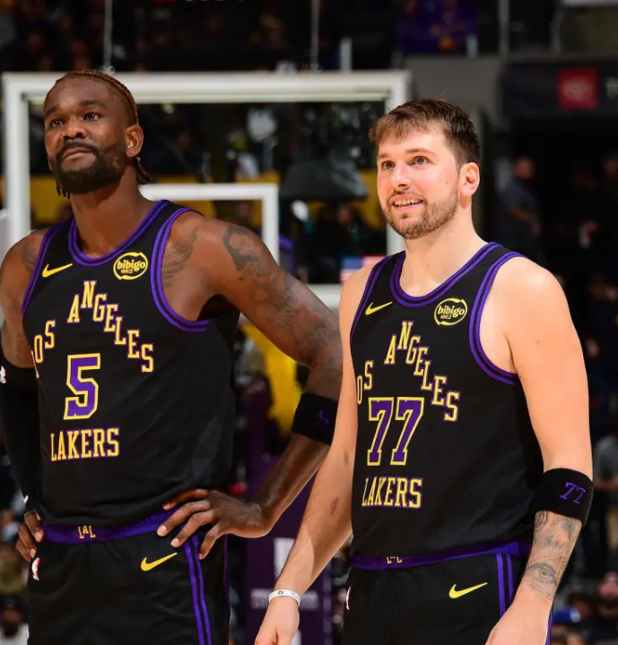 艾顿已引起湖人将帅不满！消息人士：内线球员排着队想搭档东契奇湖人正悄然走到一个