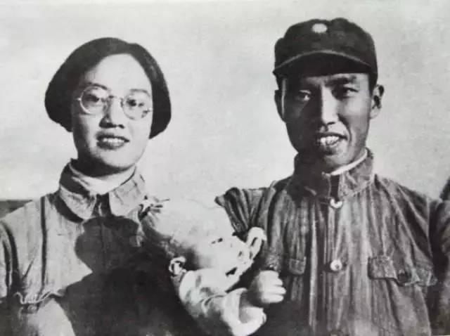 1946年，陈守中迎娶了左权将军的遗孀刘志兰。新婚夜，陈守中突然递过来一个物建，