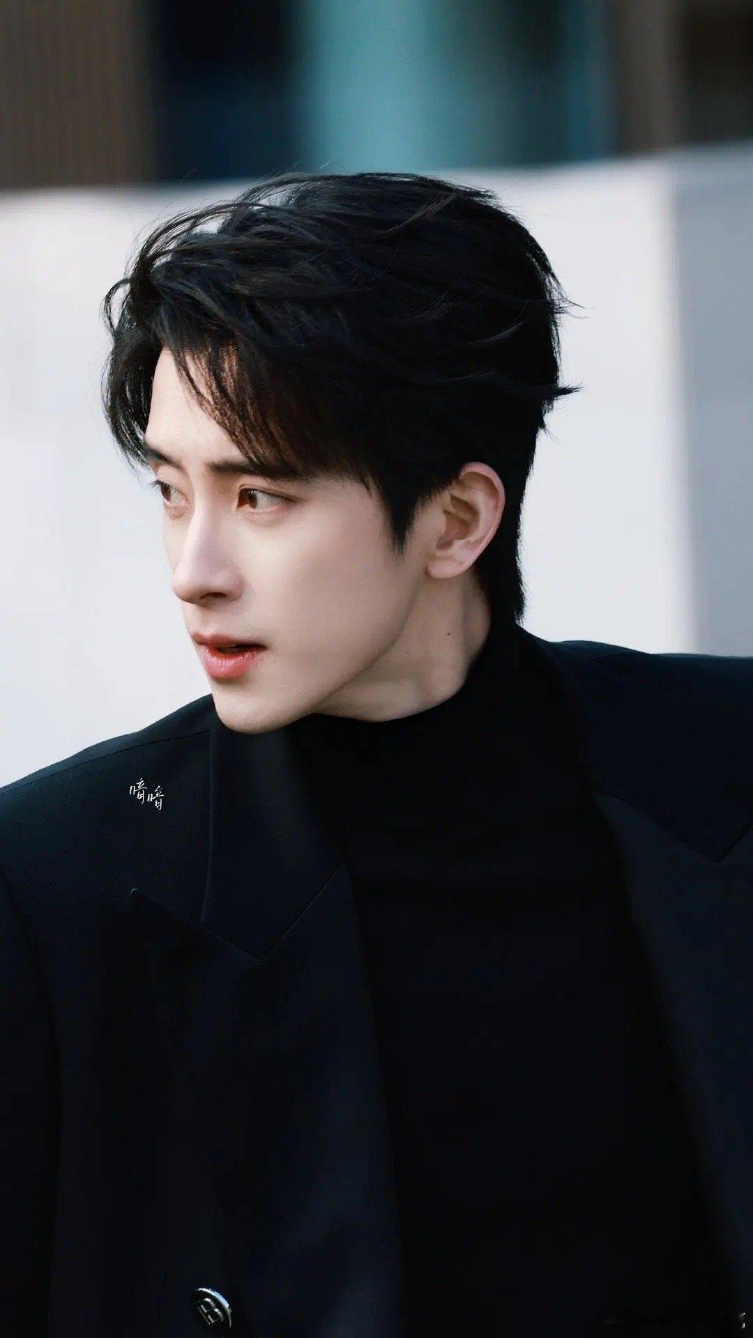 我说这个敖瑞鹏是身材天赋来着网友刷到不二之臣路透，敖瑞鹏跑起来脸上的肉都纹丝不动