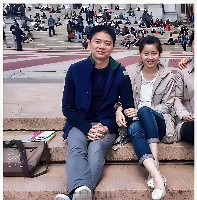 看这张图就能感觉章泽天当年是真喜欢刘强东